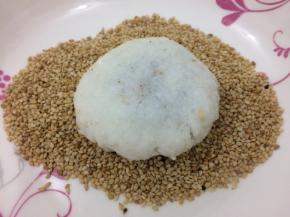 然后放在芝麻中，两边都均匀的沾上芝麻