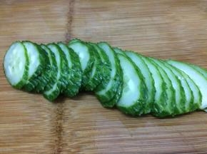 黄瓜先切成片