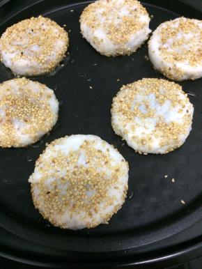锅里倒入少许油烧热后，放入做好的糯米饭饼