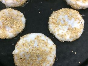 锅里倒入少许油烧热后，放入做好的糯米饭饼