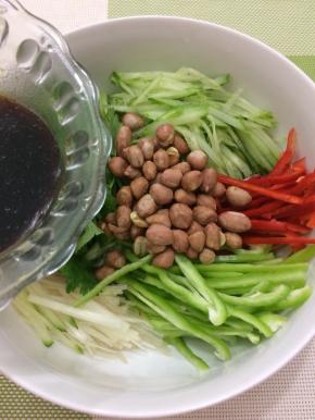 在把调好的料汁倒入碗中，搅拌均匀