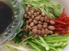 在把调好的料汁倒入碗中，搅拌均匀