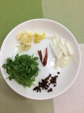 将葱切成大长条、姜和蒜切成大粒，香菜切两刀