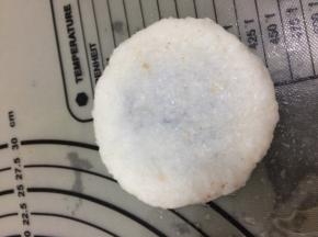 然后轻轻按成圆饼