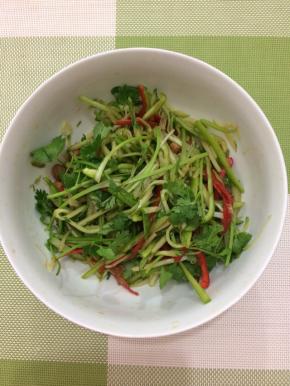 搅拌均匀，装入盘中，自己家吃，不用装也可以