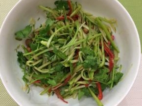 搅拌均匀，装入盘中，自己家吃，不用装也可以