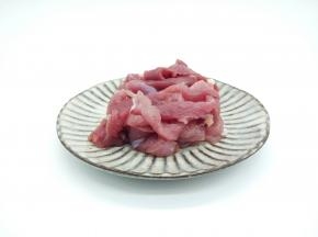 瘦肉切细丝，加盐，生抽，淀粉，十三香少许腌制