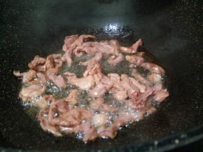 蒜泥少许，爆香，加瘦肉丝翻炒