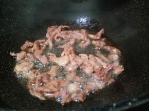 蒜泥少许，爆香，加瘦肉丝翻炒
