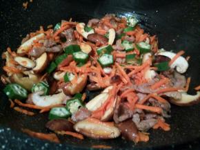 再加胡萝卜丝，香菇丝，秋葵翻炒