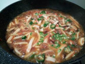 加入生抽，盐，适量清水，滚开加鸡粉就可以。