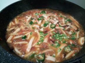 加入生抽，盐，适量清水，滚开加鸡粉就可以。