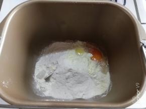 将除黄油，盐，酵母，芝麻酱以外的材料放入面包机。