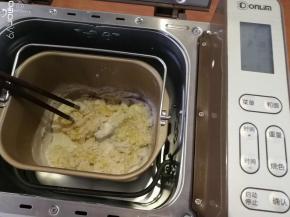 用筷子稍微搅拌，用10档揉面15分钟。