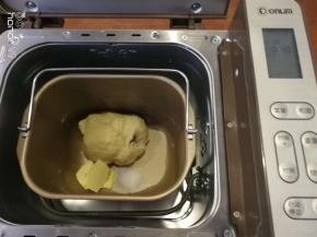 然后放入酵母，黄油，盐继续揉10分钟。