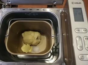 然后放入酵母，黄油，盐继续揉10分钟。
