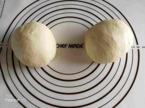 分成相同的两个圆剂子。