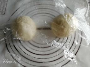 盖保鲜膜松弛15分钟。