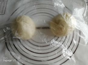 盖保鲜膜松弛15分钟。