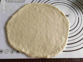 用擀面杖排气，滚圆。