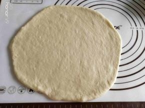 用擀面杖排气，滚圆。