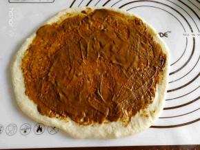 将芝麻酱涂抹均匀。