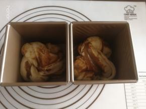 放入土司模具里面。