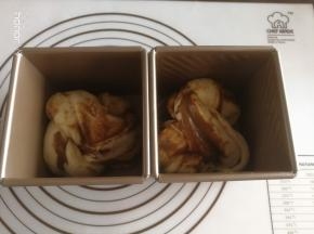 放入土司模具里面。
