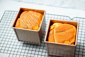 出炉以后放烤网晾凉，微热时候放入保鲜袋装起来，室温保存。