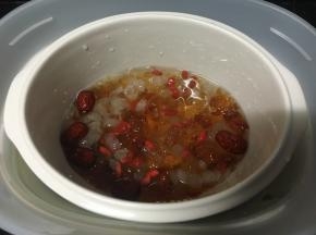 放入适量清水隔水炖2小时