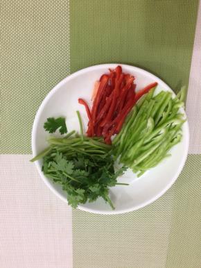 青红辣椒洗净，先切成段，在切成丝， 香菜洗净，切成适当的段