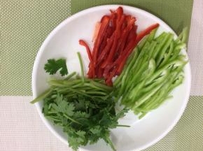 青红辣椒洗净，先切成段，在切成丝， 香菜洗净，切成适当的段
