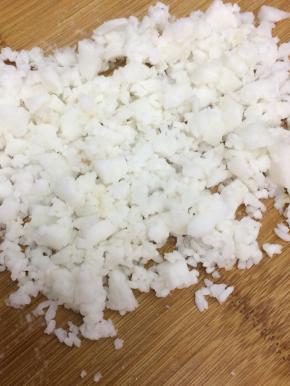 糯米饭从冰箱取出，直接用刀切碎备用