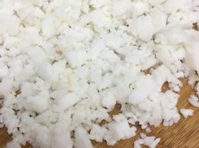 糯米饭从冰箱取出，直接用刀切碎备用