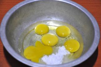 1、全蛋加入蛋黄、糖、盐和玉米糖浆稍微打散