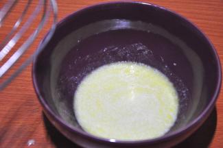 2、另取一个容器，将牛奶里加入玉米油、米酒搅拌均匀