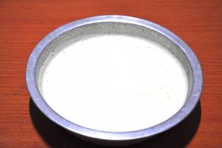 3、步骤1的鸡蛋混合液用电动打蛋器隔热水打发，至出现纹路，提起打蛋头纹路在3秒内消失的状态。