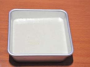 6.将拌好的蛋糊倒入6寸的方形模具中，用刮刀刮平表面
