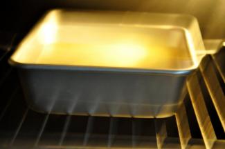 7.放入提前预热好的烤箱里，160度中层烤40-50分钟，表面金黄即可，