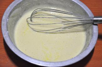 5.然后，取小部分蛋糊放入步骤2的牛奶混合液里，翻拌均匀后，再倒回蛋糊里翻拌均匀。