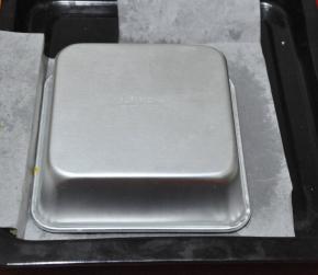 8、烤好后要密封倒扣在油纸上，冷却后脱模