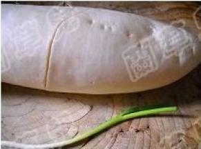 准备好白萝卜、香葱和调味品。