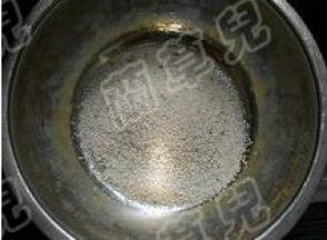 准备好自制蒸菜米粉。