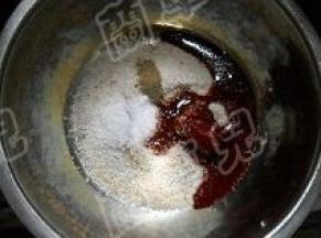 腐乳带汁放入米粉中，拌匀备用。