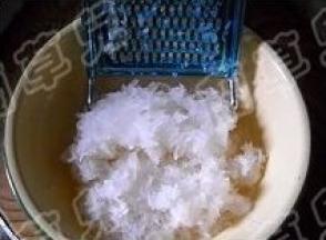 白萝卜洗净，擦成细丝。