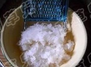 白萝卜洗净，擦成细丝。