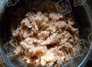 加调味品拌匀。