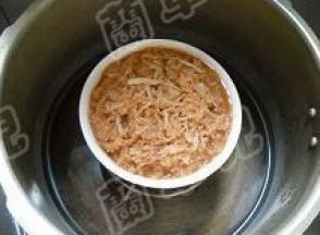 入锅隔水蒸20分钟。