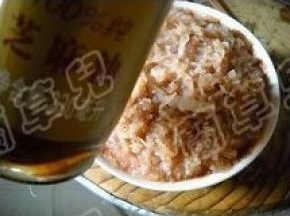 端出淋入芝麻油。