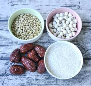 1、准备好全部食材，红枣、莲子、黄豆、糯米分别洗净，糯米用清水浸泡2小时，红枣去核切碎。